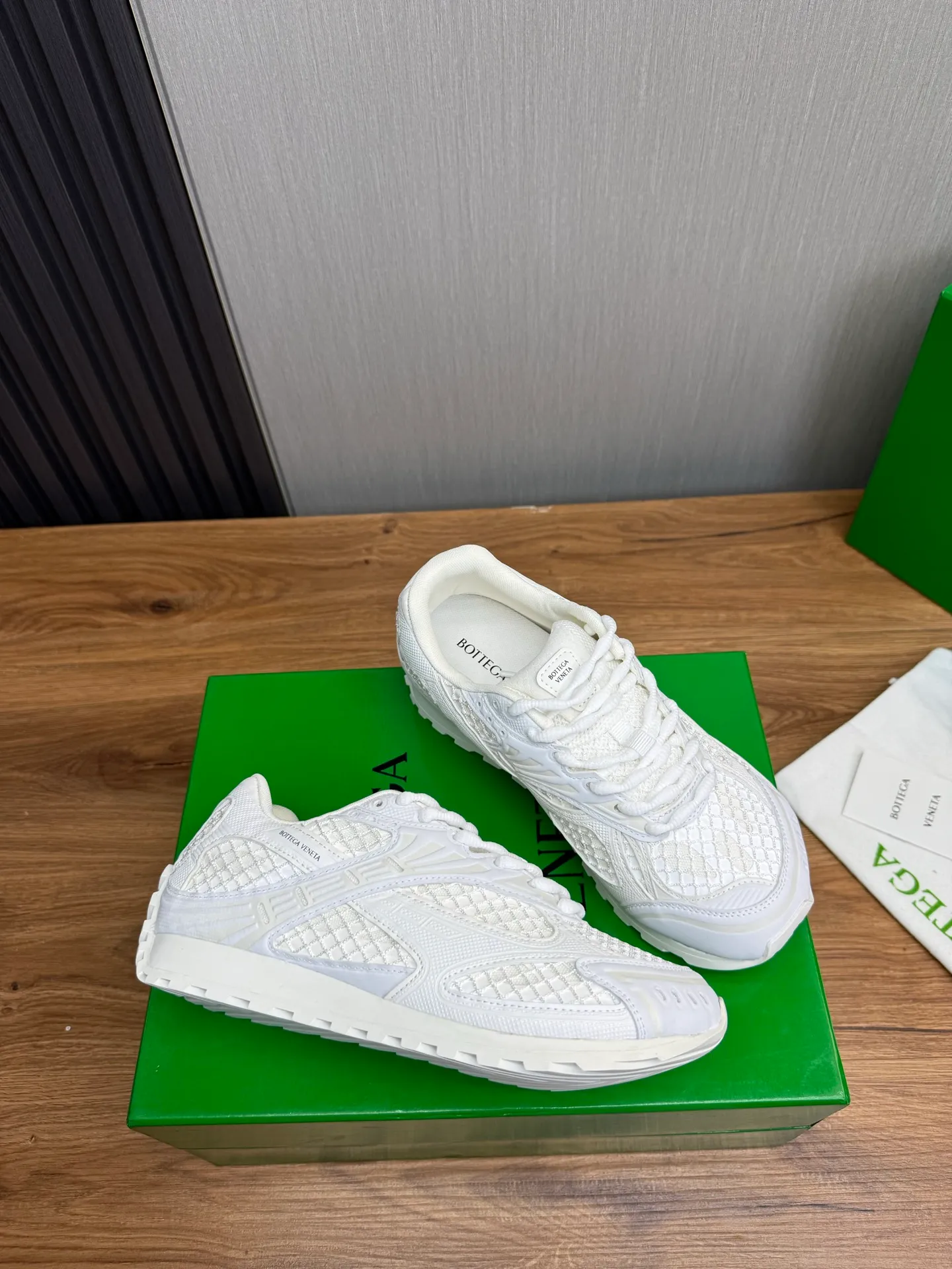 Men's men's shoes 💰620💰 BV top version 𝘽𝙊𝙏𝙏𝙀𝙂𝘼 𝙑𝙀𝙉𝙀𝙏𝘼 Orbit sneakers Wang Yibo same style couple style dad shoes 🩷💚 Runner sneakers, made of lightweight technical mesh fabric. Features a geometric patterned rubber outsole. Pay attention to the package craftsmanship ❕ High version shipping ❗️ Very nice, durable to play with and durable to make ✔️ Standard version 💯💯 The outsole is made of color-blocked TPU outsole. Women’s model 35-41 (40 41 customized) Men’s model 39-46 (45.46 customized) Equipped with original packaging